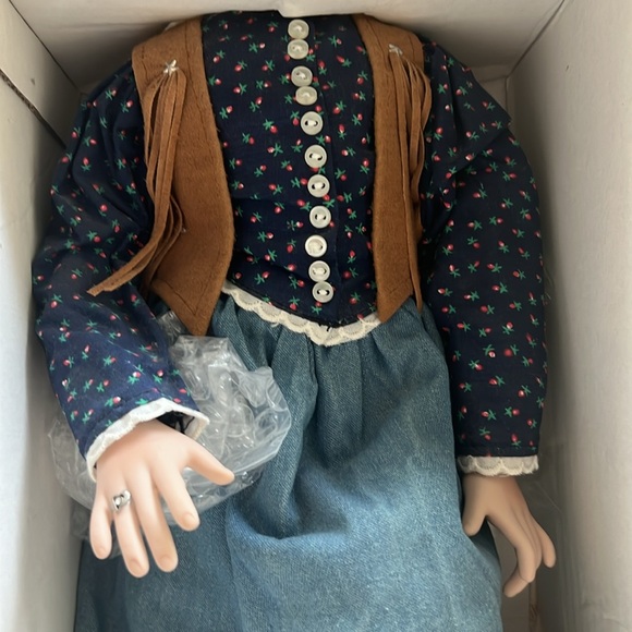 Connie Johnston 'Savannah' Doll - Hamilton Collection - Picture 10 of 11